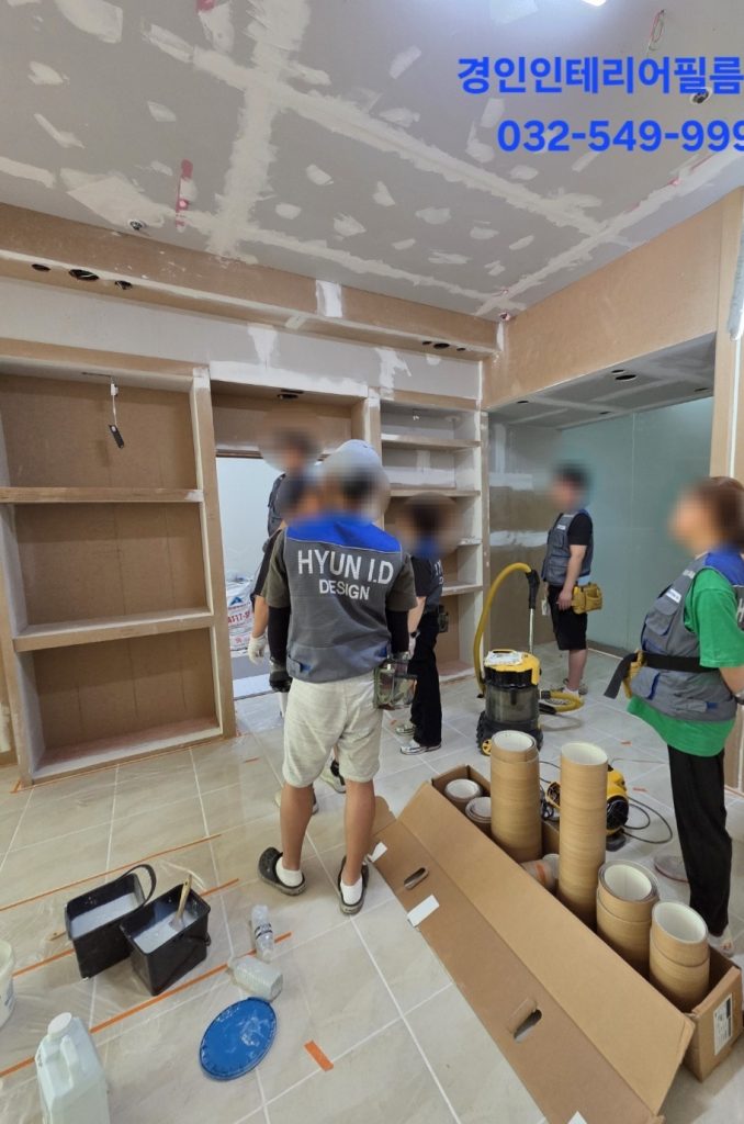 "가구에 인테리어필름을 시공하는 훈련생"