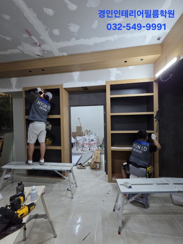 "가구에 인테리어필름을 시공하는 훈련생"