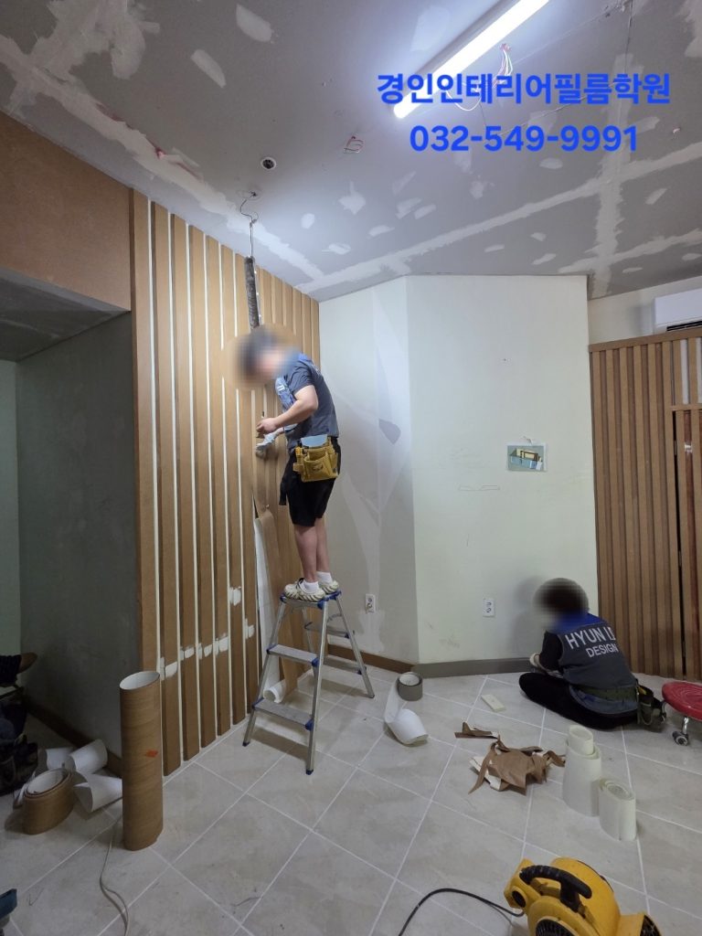 "가구에 인테리어필름을 시공하는 훈련생"