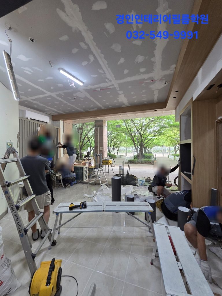 "가구에 인테리어필름을 시공하는 훈련생"